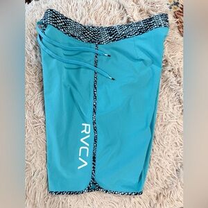 RVCA 4way stretch performance
Men's Turquoise Board Shorts Sz 34 with navy trim